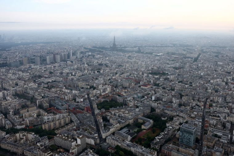 Une vue aérienne montre la Tour Eiffel, les toits des immeubles résidentiels et les toits de Paris