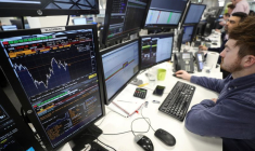 Des traders travaillent en salle des marchés