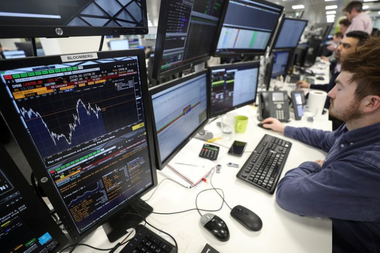 Des traders travaillent en salle des marchés