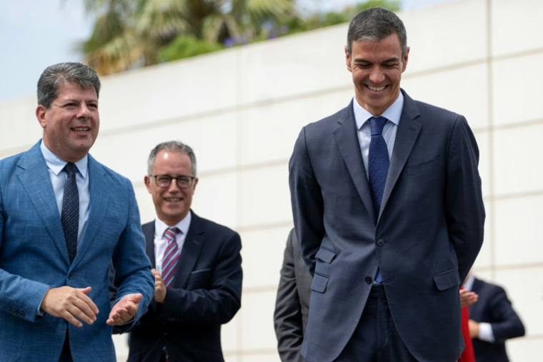 Le Premier ministre espagnol Pedro Sánchez (d) et le chef du gouvernement de Gibraltar, Fabian Picardo (g), assistent à une cérémonie marquant la fin des contrôles aux frontières entre l'Espagne et le territoire britannique de Gibraltar, au poste-frontière de La Línea de la Concepción, dans le sud de l'Espagne, le 15 juillet 2026 ( AFP / JORGE GUERRERO )