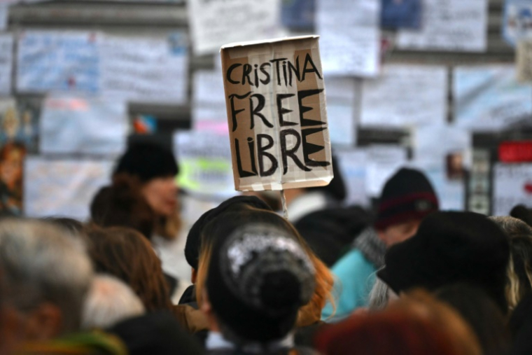 Une personne brandit une pancarte "Cristina, free, libre" en soutien à l'ex-présidente argentine Cristina Kirchner, détenue à domicile, le 17 juin 2025 près de sa résidence, à Buenos Aires ( AFP / Luis ROBAYO )