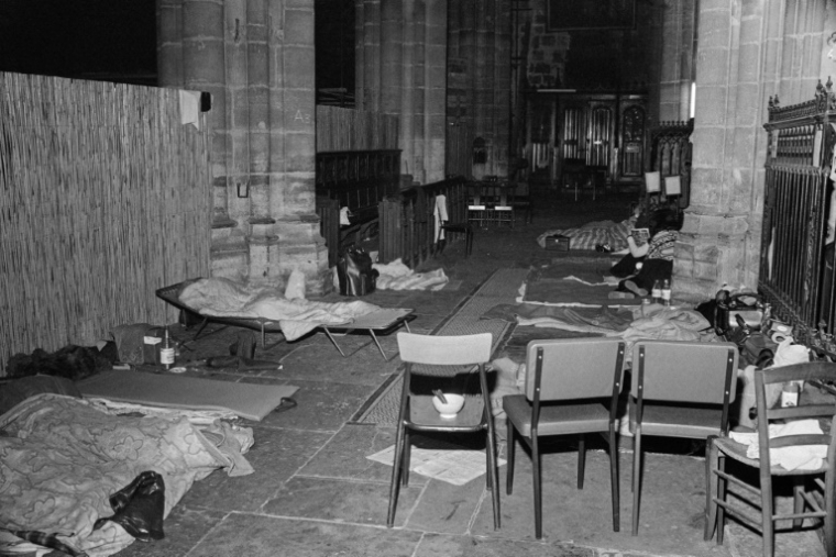 Des travailleuses du sexe occupent l'église de Saint-Nizier à Lyon pour protester contre l'attitude répressive de la police à leur égard, le 6 juin 1975 ( AFP / Edmond PINAUD )