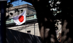 Photo d'archives du photo japonais qui flotte au-dessus du bâtiment de la Banque du Japon