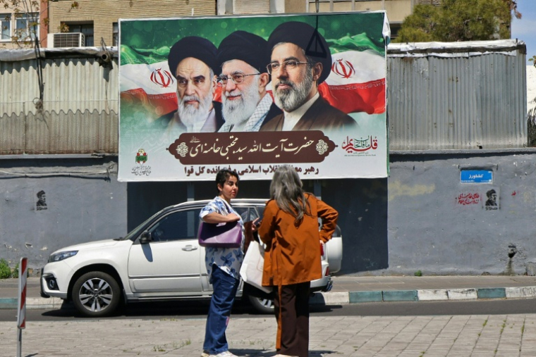 Dans une rue de Téhéran, le 12 avril 2026 ( AFP / ATTA KENARE )