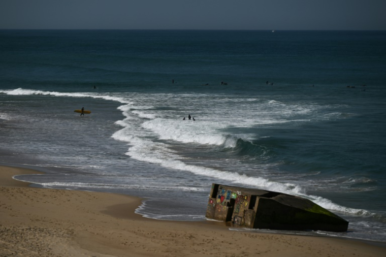 Des vestiges de blockhaus de la Seconde Guerre mondiale sur la plage de Lège-Cap-Ferret, en Gironde, le 18 mai 2025 ( AFP / Philippe LOPEZ )