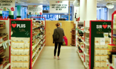 Une cliente fait ses courses au supermarché Sir Plus pour le surplus à Berlin