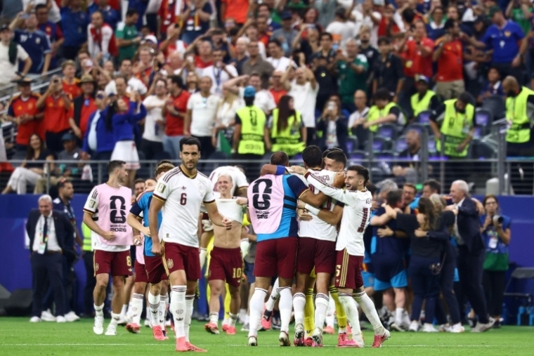 Les joueurs de l'Espagne célèbrent leur qualification pour la finale de la Coupe du monde après leur victoire contre la France au AT&T Stadium d'Arlington près de Dallas le 14 juillet 2026 ( AFP / CHARLY TRIBALLEAU )