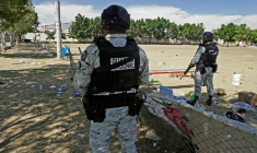 La Garde nationale surveille, le 26 janvier 2026, le terrain de football où une attaque s'est produite, à Salamanca, dans l'Etat mexicain de Guanajuato ( AFP / Mario Armas )