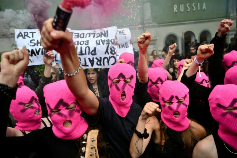 International women's movement FEMEN and Pussy Riot activists stage a protest against the participation of Russia in the Venice Biennale art show, in front of Russian pavilion on May 6, 2026 in Venice. ( AFP / Marco BERTORELLO )