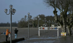 Des badauds regardent la Garonne en crue à La Réole (Gironde)le 12 février 2026 ( AFP / PHILIPPE LOPEZ )