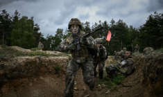 Un membre du 2e régiment étranger de parachutistes (2e REP) de la Légion étrangère prend part à l'exercice LIBECCIU 2026 à La Courtine, en Creuse, le 13 mai 2026 ( AFP / Philippe LOPEZ )