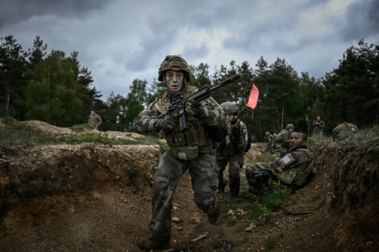Un membre du 2e régiment étranger de parachutistes (2e REP) de la Légion étrangère prend part à l'exercice LIBECCIU 2026 à La Courtine, en Creuse, le 13 mai 2026 ( AFP / Philippe LOPEZ )