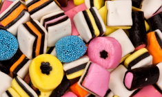 60% des adultes et 40% des enfants consommateurs de réglisse dépassent le repère toxicologique et s'exposent à un risque. (crédit: Adobe Stock)