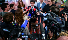 Gabriel Attal (c), secrétaire général de Renaissance et candidat à l'élection présidentielle de 2027, s'adresse aux médias à l'issue du 59e congrès des Jeunes Agriculteurs (JA), à Bourg-en-Bresse, le 4 juin 2026 dans l'Ain ( AFP / OLIVIER CHASSIGNOLE )