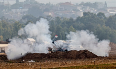 Un véhicule militaire israélien à la frontière avec Gaza