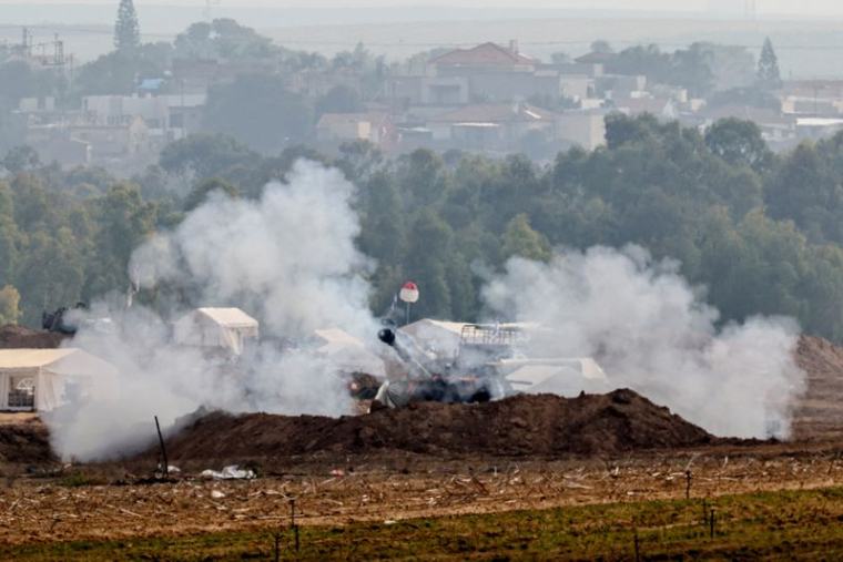 Un véhicule militaire israélien à la frontière avec Gaza