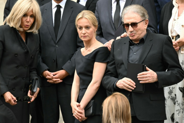 Brigitte Macron, Audrey Crespo-Mara, l'épouse de Thierry Ardisson et Michel Drucker à l'issue des obsèques de l'animateur en l'église Saint-Roch à Paris, le 17 juillet 2025 ( AFP / Bertrand GUAY )