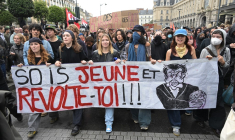 Des manifestants à Rennes, le 10 septembre 2025. ( AFP / DAMIEN MEYER )