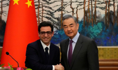 Le ministre chinois des affaires étrangères, Wang Yi, et son homologue français,Stéphane Sejourne, après une conférence de presse conjointe à la maison d'hôtes de l'État de Diaoyutai à Pékin