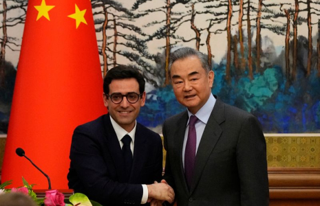 Le ministre chinois des affaires étrangères, Wang Yi, et son homologue français,Stéphane Sejourne, après une conférence de presse conjointe à la maison d'hôtes de l'État de Diaoyutai à Pékin