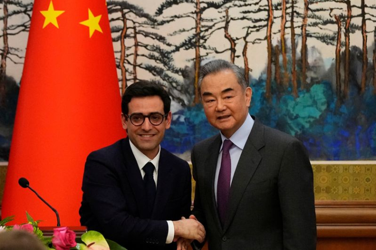 Le ministre chinois des affaires étrangères, Wang Yi, et son homologue français,Stéphane Sejourne, après une conférence de presse conjointe à la maison d'hôtes de l'État de Diaoyutai à Pékin