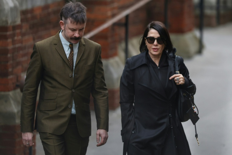 L'actrice britannique Sadie Frost (d) arrive à la Haute Cour de Londres, le 19 janvier 2026 avant le procès opposant le prince Harry, et d'autres plaignants de renom à un grand groupe de presse britannique ( AFP / Toby Shepheard )