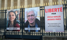 Les photos de Cécile Kohler et Jacques Paris sur les grilles de l'Assemblée nationale à Paris le 25 mars 2025 ( AFP / BERTRAND GUAY )