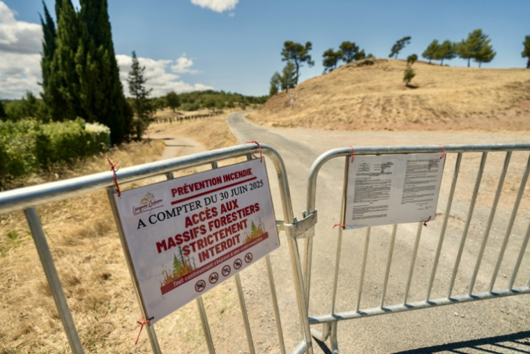 Un panneau indique la fermeture de la forêt au public à Lézignan-Corbières (Aude), le 7 juillet 2025 ( AFP / IDRISS BIGOU-GILLES )