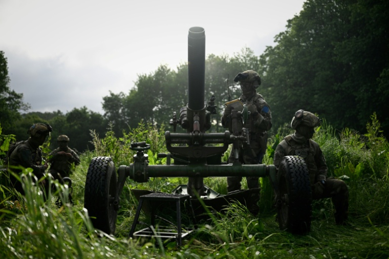 Des membres du 2e régiment étranger de parachutistes (2e REP) de la Légion étrangère participent à l'exercice LIBECCIU 2026 à La Souterraine, en Creuse, le 14 mai 2026 ( AFP / Philippe LOPEZ )