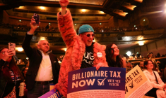 Des participants en faveur d'une taxe sur les milliardaires pour financer le système de santé en Californie, lors d'un meeting de Bernie Sanders à Los Angeles, le 18 février 2026 ( AFP / Patrick T. Fallon )
