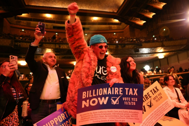Des participants en faveur d'une taxe sur les milliardaires pour financer le système de santé en Californie, lors d'un meeting de Bernie Sanders à Los Angeles, le 18 février 2026 ( AFP / Patrick T. Fallon )