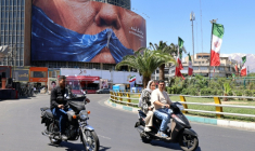 Une affiche anti-Trump sur la place Valiasr de Téhéran, le 10 mai 2026 ( AFP / ATTA KENARE )