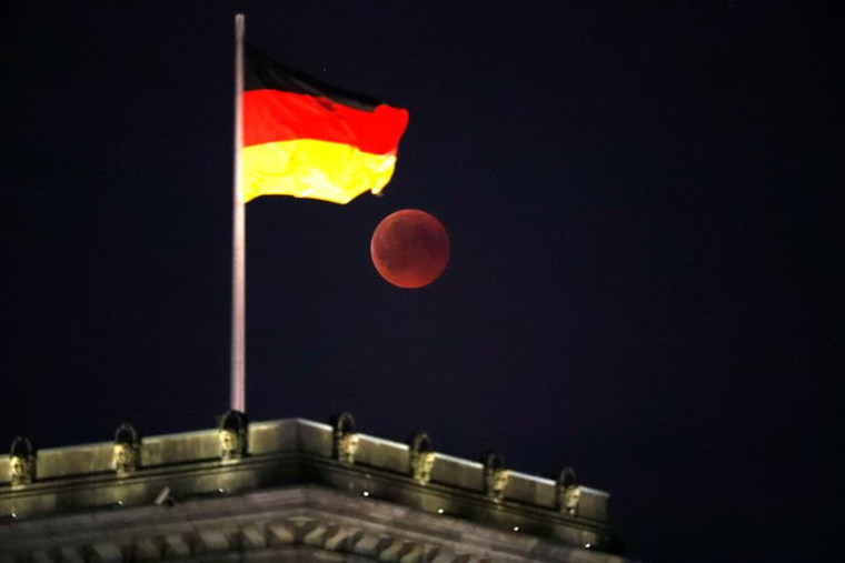 Drapeau allemand sur le sommet du bâtiment du Reichstag à Berlin