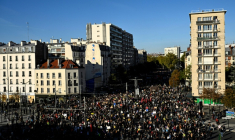 Des manifestants lors de la nouvelle journée de mobilisation pour le pouvoir d'achat et la défense des services publics, le 31 octobre 2026 Porte de Vincennes, à Paris ( AFP / JULIEN DE ROSA )