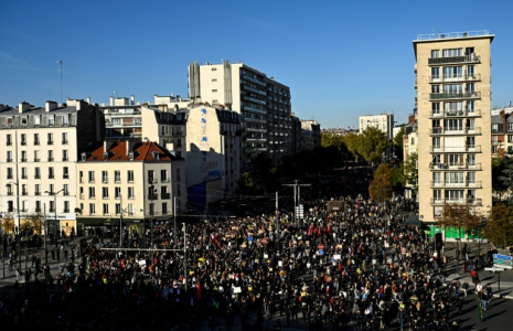 Des manifestants lors de la nouvelle journée de mobilisation pour le pouvoir d'achat et la défense des services publics, le 31 octobre 2026 Porte de Vincennes, à Paris  ( AFP / JULIEN DE ROSA )
