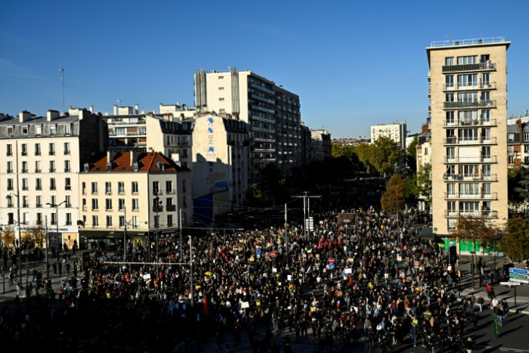Des manifestants lors de la nouvelle journée de mobilisation pour le pouvoir d'achat et la défense des services publics, le 31 octobre 2026 Porte de Vincennes, à Paris  ( AFP / JULIEN DE ROSA )