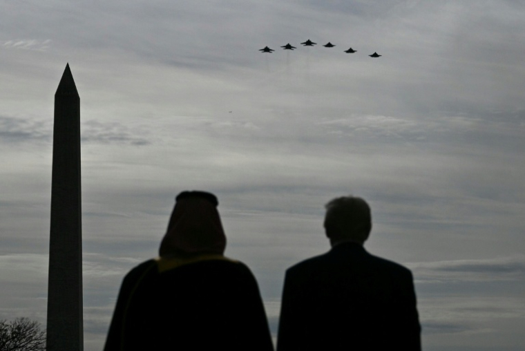 Donald Trump (à droite) et le prince héritier saoudien Mohammed ben Salmane assistent à un survol de la Maison Blanche par des avions de combat américains, le 18 novembre 2025 ( AFP / Brendan SMIALOWSKI )