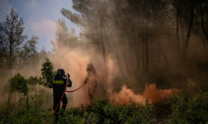 Des pompiers volontaires participent à un exercice de simulation d'incendie, à Rodopoli, dans la banlieue d'Athènes, le 18 mai 2025 en Grèce ( AFP / Angelos TZORTZINIS )