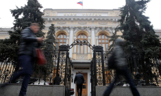 Des personnes passent devant le siège de la Banque centrale à Moscou, en Russie