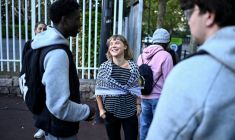 La militante écologiste suédoise Greta Thunberg parle avec des élèves devant le lycée Paul-Eluard à Saint-Denis, en Seine-Saint-Denis, le 13 octobre 2026 ( AFP / JULIEN DE ROSA )