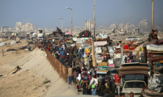 Des Palestiniens déplacés partent avec leurs biens vers le sud sur une route dans la zone du camp de réfugiés de Nousseirat, dans le centre de la bande de Gaza, après de nouveaux ordres d'évacuation israéliens pour la ville de Gaza le 16 septembre 2025 ( AFP / Eyad BABA )