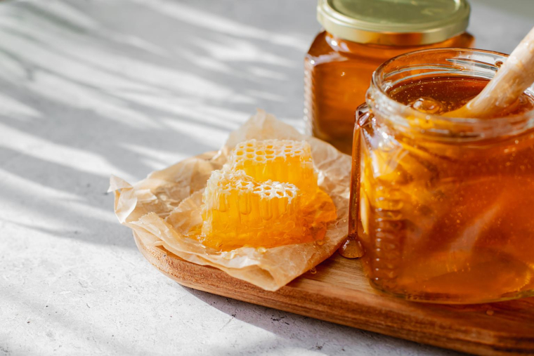 40% des miels sont falsifiés. Aussi, mieux vaut se fournir auprès d’un apiculteur ou de marques fiables. ( crédit photo : Getty Images )