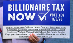 Des partisans de la taxe sur les milliadaires pour financer le système de santé en Californie, lors d'une conférence de presse à Los Angeles, le 27 avril 2026 ( AFP / Frederic J. BROWN )