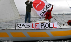 Manifestation maritime contre le milliardaire Vincent Bolloré, appelée par les collectifs "Les Soulèvements de la Terre" et "Levez les Voiles", au large de Concarneau (Finistère), le 24 mai 2025 ( AFP / LOIC VENANCE )