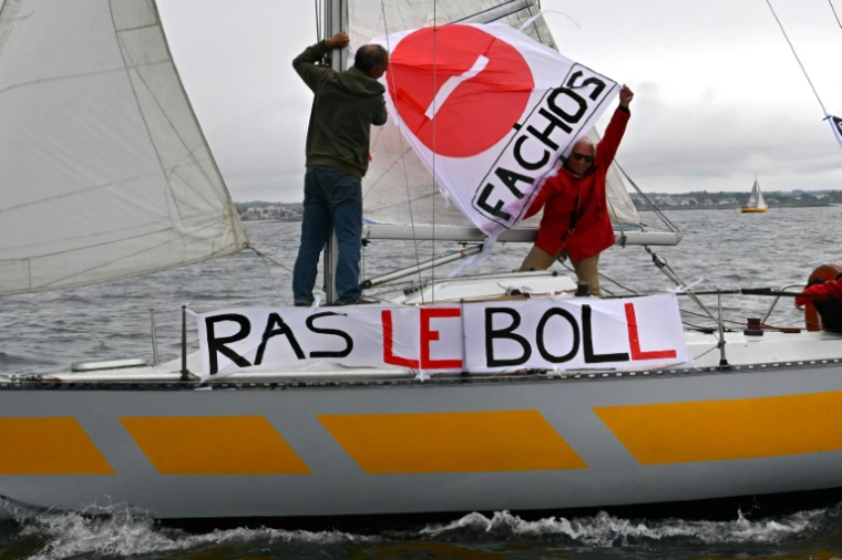 Manifestation maritime contre le milliardaire Vincent Bolloré, appelée par les collectifs "Les Soulèvements de la Terre" et "Levez les Voiles", au large de Concarneau (Finistère), le 24 mai 2025 ( AFP / LOIC VENANCE )