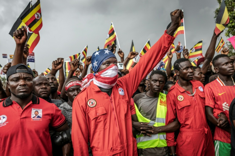 Des partisans du leader d'opposition ougandais et candidat à la présidentielle Bobi Wine lors de son dernier meeting de campagne à Kampala, le 12 janvier 2026 ( AFP / Luis TATO )