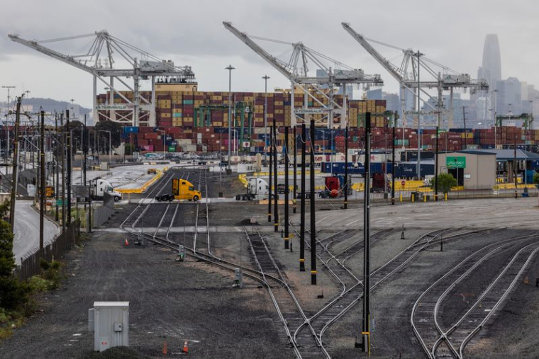Des conteneurs d'expédition au port d'Oakland