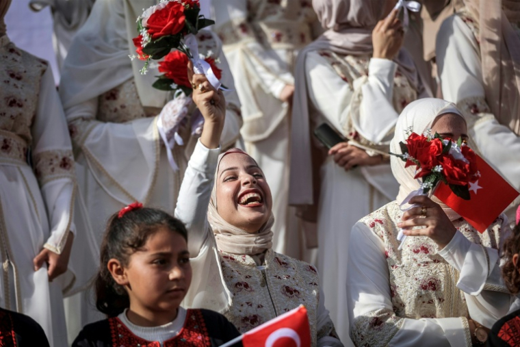 Des jeunes Palestiniennes attendent leur union lors d'une cérémonie de mariage collectif financée par une organisation turque, dans la ville de Gaza le 11 mai 2026. ( AFP / Omar AL-QATTAA )