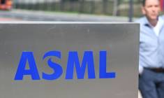 ASML a annoncé mercredi une forte hausse de son bénéfice net au deuxième trimestre, par rapport au trimestre équivalent de 2024, mais signalé son incertitude quant à sa croissance en 2026. ( AFP / EMMANUEL DUNAND )