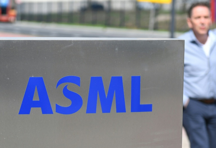 ASML a annoncé mercredi une forte hausse de son bénéfice net au deuxième trimestre, par rapport au trimestre équivalent de 2024, mais signalé son incertitude quant à sa croissance en 2026. ( AFP / EMMANUEL DUNAND )